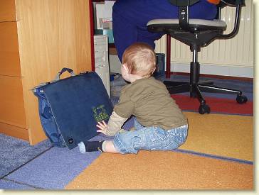 20050501-01 De werktas van papa onderzoeken